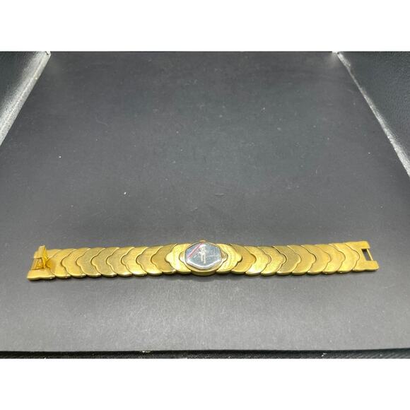 Vintage Majestron Model No. 91682 Gold Tone Oval Bracelet Quartz Watch